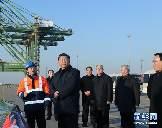这是1月17日下午，习近平在天津港码头考察。 新华社记者 鞠鹏 摄