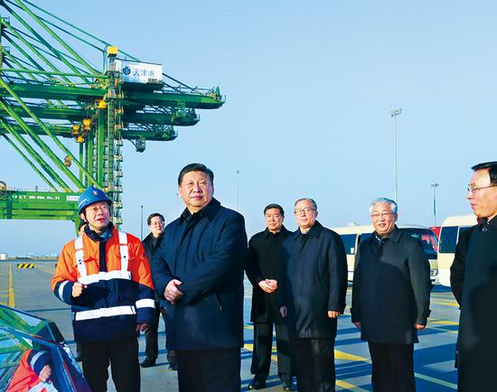 2019年1月16日至18日，中共中央總書記、國家主席、中央軍委主席習(xí)近平在京津冀考察，主持召開京津冀協(xié)同發(fā)展座談會(huì)并發(fā)表重要講話。這是1月17日下午，習(xí)近平在天津港碼頭考察。 新華社記者 鞠鵬/攝
