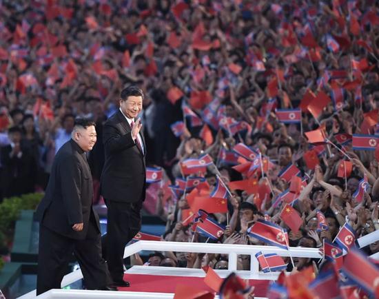  ↑6月20日晚，习近平和夫人彭丽媛在金正恩和夫人李雪主陪同下，在平壤“五一”体育场同朝鲜各界群众一道观看大型团体操和艺术演出。新华社记者燕雁摄