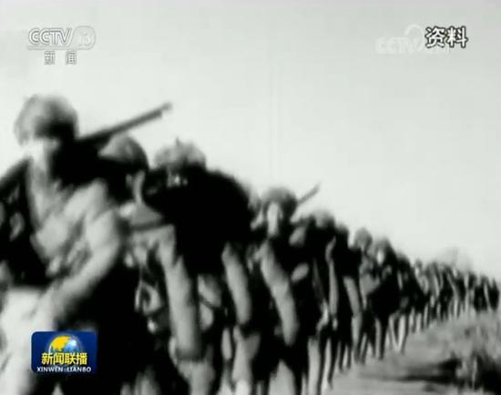 他站在这面墙前泪流满面:你们都不在了 我活下来了