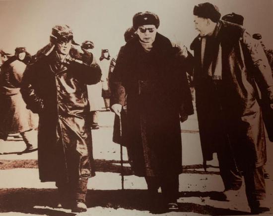 上世纪60年代，王淦昌与聂荣臻（中）、朱光亚（右）在核试验基地