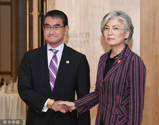 8月21日，日本外相河野太郎与韩国外长康京和在北京举行会谈。