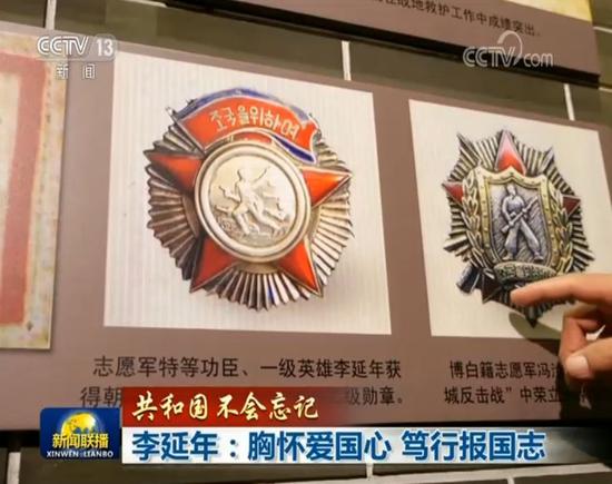他站在这面墙前泪流满面:你们都不在了 我活下来了