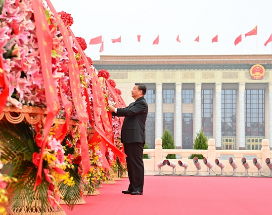  2021年9月30日，习近平出席烈士纪念日向人民英雄敬献花篮仪式。