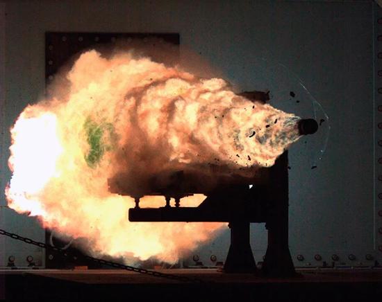▲资料图片：2007年1月16日，美海军首次公开试射电磁炮，这门口径为90毫米的试验型电磁炮的炮口初始动能达到7.4兆焦耳，初速度则达到了每秒2146米。