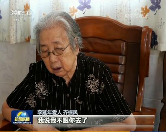 他站在这面墙前泪流满面:你们都不在了 我活下来了