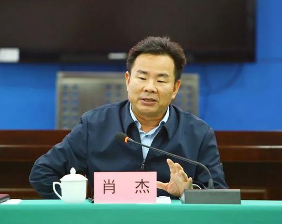 也是读者比较熟知的官员,他2012年7月出任三沙市首任市委书记兼市长