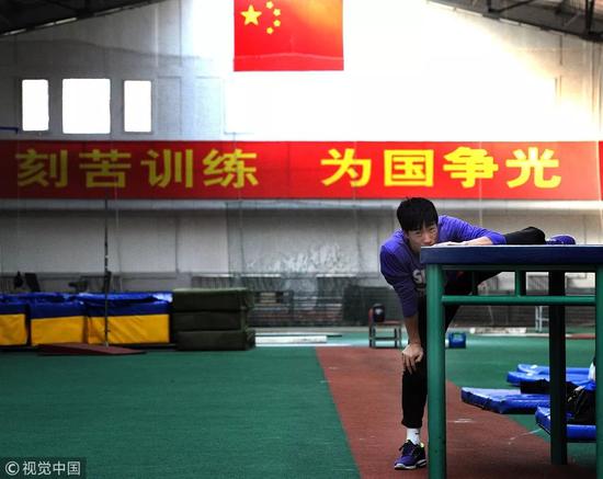 刘翔影帝:媒体:“失踪”的刘翔和他的十年 2011年3月9日,北京,刘翔在参加两会期间坚持训练备战即将到来的田径室外赛季。