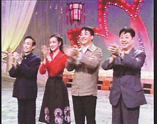 首届央视春晚主持人（从左至右）王景愚、刘晓庆、姜昆和马季