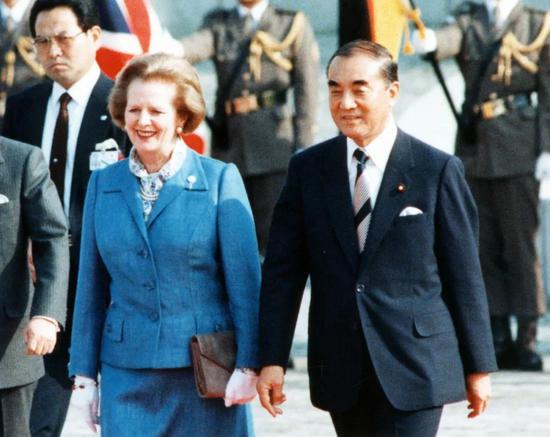  撒切尔夫人与日本前首相中曾根康弘。
