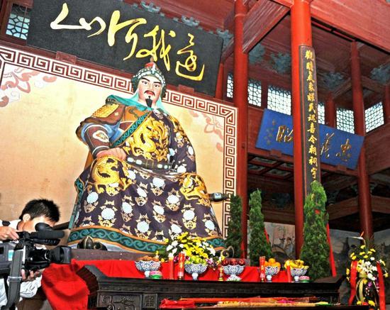 岳庙大殿中的岳飞像 图片来源:北晚新视觉