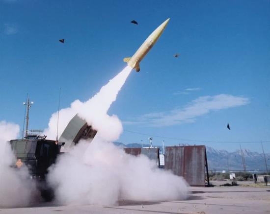 正在试射ATAMCS的美军HIMARS火箭炮。图源：外媒
