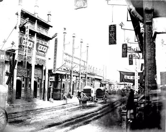 1870年代,骡马市大街被大车轧出两溜儿深深的车辙。 托马斯·查尔德摄