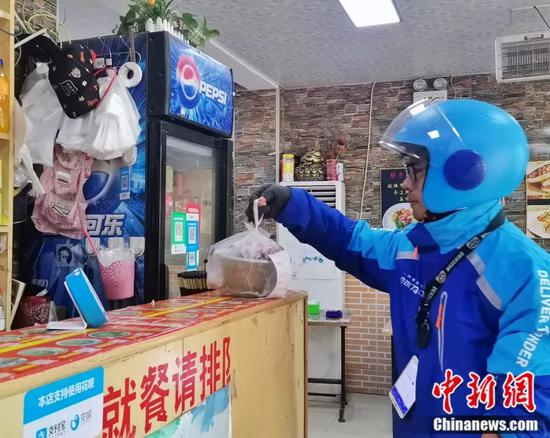 独腿独臂送外卖 “90后”小伙公开征婚引全网站