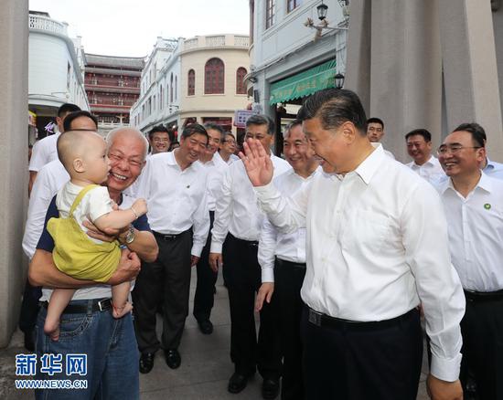 10月12日至13日，中共中央总书记、国家主席、中央军委主席习近平在广东考察。这是12日下午，习近平在潮州古城牌坊街考察时，同群众亲切交流。 新华社记者 王晔 摄