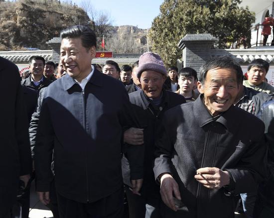 2015年2月13日，习近平总书记回梁家河村看望父老乡亲。