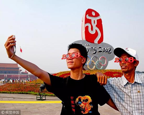伦敦奥运会烟花 2008年8月3日,游客在天安门广场奥运花坛前自拍留影。图片来自视觉中国
