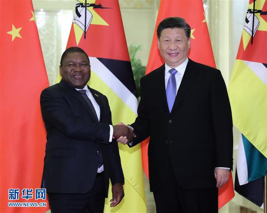  4月24日，国家主席习近平在北京人民大会堂会见莫桑比克总统纽西。 新华社记者 丁林 摄