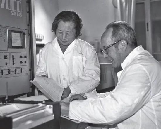 1985年,徐光宪与夫人高小霞在实验室.