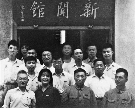 底色复旦新闻90年