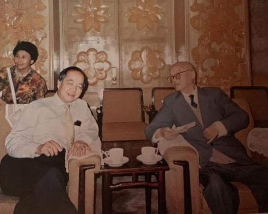 王淦昌（右）与李政道交谈