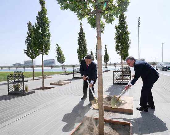 9月15日，国家主席习近平在撒马尔罕同乌兹别克斯坦总统米尔济约耶夫会谈。米尔济约耶夫邀请习近平在撒马尔罕国际会议中心北门外广场共同种下一棵橡树。