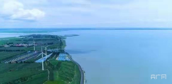 松原查干湖畔的“大风车”（央广网发 松原市委宣传部供图）