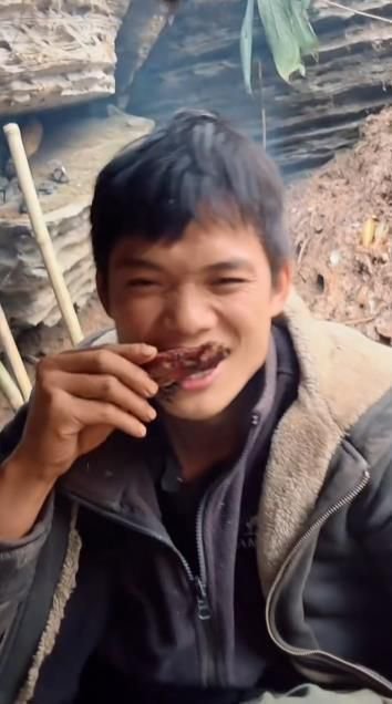 张家界荒野求生选手抓到了野猪，网友：丢的骨头都比其他选手的食物好