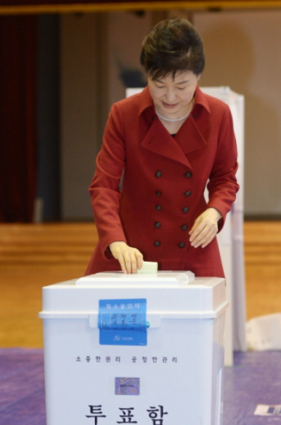  2016年，时任韩国总统朴槿惠参加国会选举投票。（青瓦台）