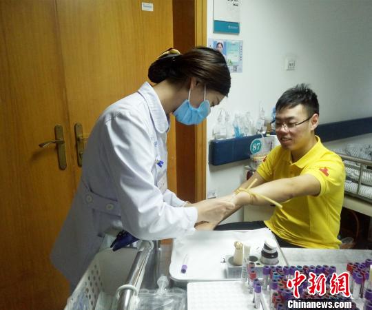 图为捐献造血干细胞前,郭强在打动员剂。 张予 摄