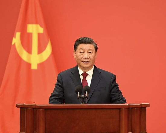 10月23日,刚刚在中国共产党第二十届中央委员会第一次全体会议上当选的中共中央总书记习近平和中共中央政治局常委李强、赵乐际、王沪宁、蔡奇、丁薛祥、李希在北京人民大会堂同中外记者亲切见面。这是习近平发表重要讲话。新华社记者 李学仁 摄