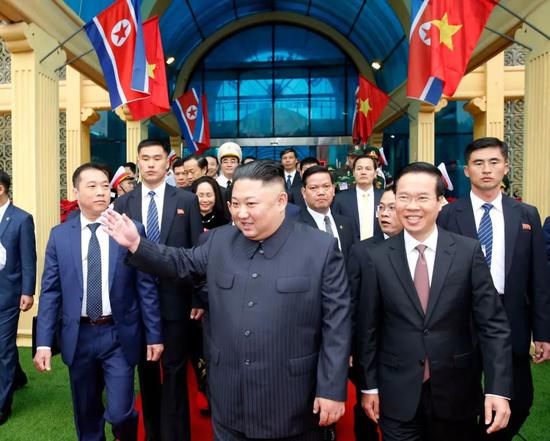 这张由越南通讯社提供的照片显示，2月26日，朝鲜最高领导人金正恩（中）乘坐专列抵达越南北部谅山省同登火车站。新华社发