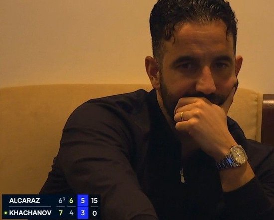 镜报：阿莫林现场观看阿尔卡拉斯比赛，被曼联解雇后获1000万英镑