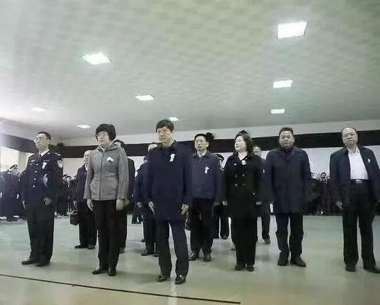 郭声琨的父亲:郭声琨傅政华为他哀悼 今“现身”长安街畔 冯力军(前排中)悼念刘彦