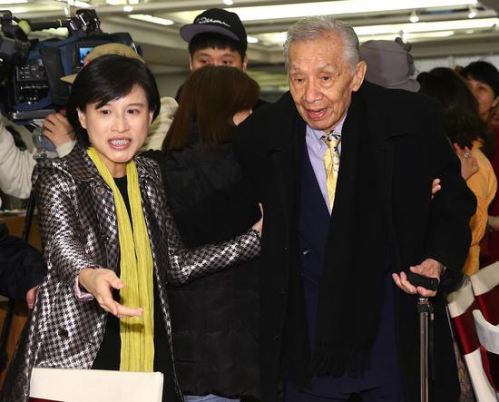郑丽君(左) 图台媒