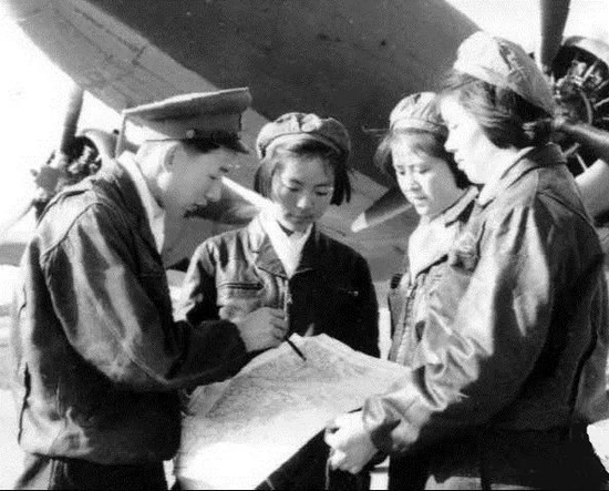 诸惠芬（左二）与机组人员研究空投飞行计划