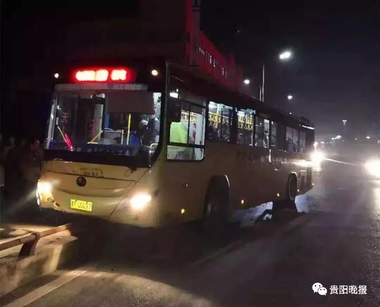 該事故導致公交車右前輪、大燈