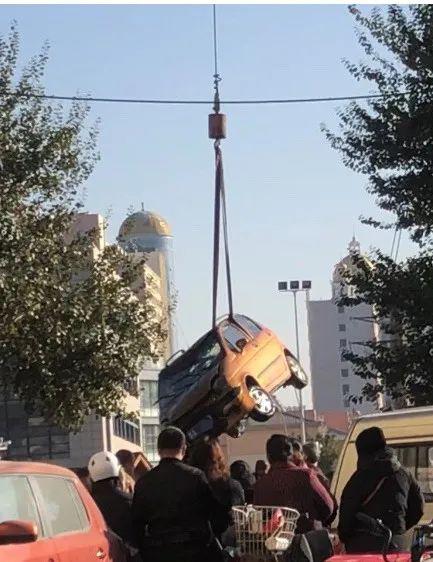 突发！呼和浩特一轿车深夜坠河，2人不幸身亡