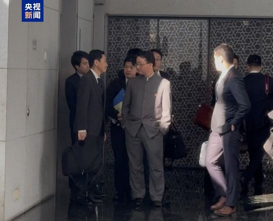 日本外务省官员离开中国外交部