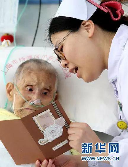 医务人员将92岁的俞三妹老人的心愿写在卡片上后读给她听。 新华社记者 陈飞摄