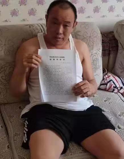 　李志敏手拿无罪判决书