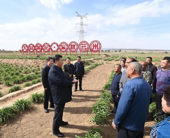  ↑2020年5月11日，习近平在山西省大同市云州区有机黄花标准化种植基地，同正在劳作的村民们亲切交谈。