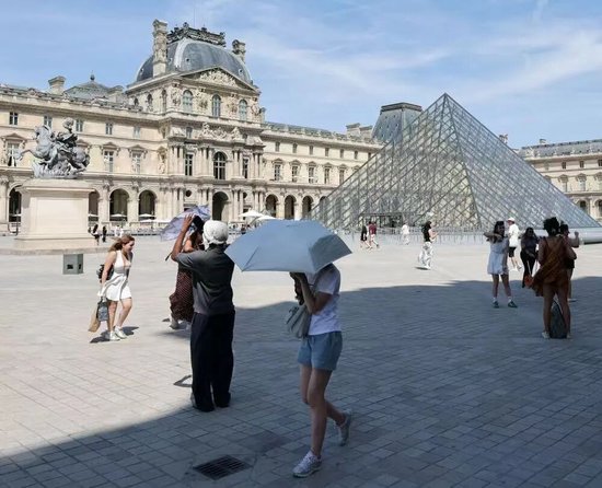 气温突破40℃，当地华人讲述法国高温：地上沥青都晒化了，中国空调一机难求，有人为抢购空调打起来，安装已排到9月