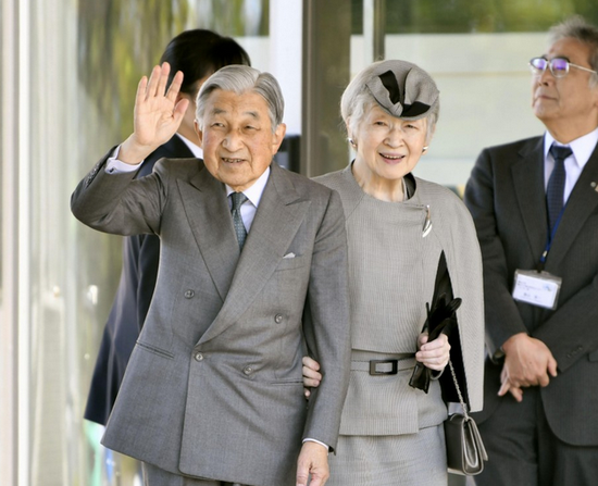 日本明仁天皇夫妇 (图源:共同社)