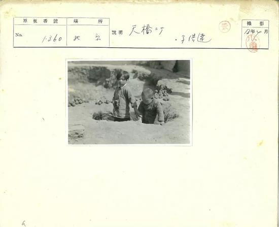 △ 1938年4月,天桥附近的孩子们。