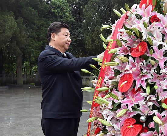 习近平在安徽省六安市金寨县红军广场向革命烈士纪念塔敬献花篮（新华社记者李涛摄）