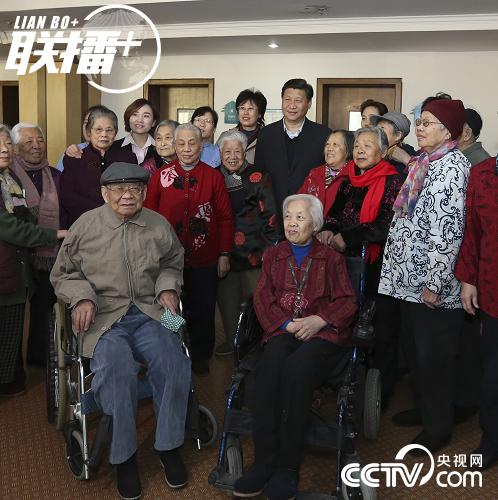 2013年12月28日，习近平在北京市海淀区四季青敬老院与老年读书社成员合影。