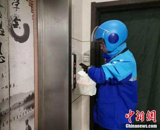 独腿独臂送外卖 “90后”小伙公开征婚引全网站