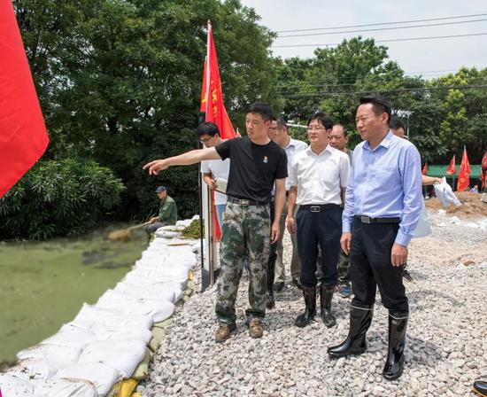 7月22日上午,省委常委、市委书记虞爱华在城区西坝口督导检查防汛抗洪抢险工作。记者 何希斌 摄