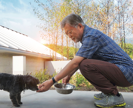  文在寅退休生活画面